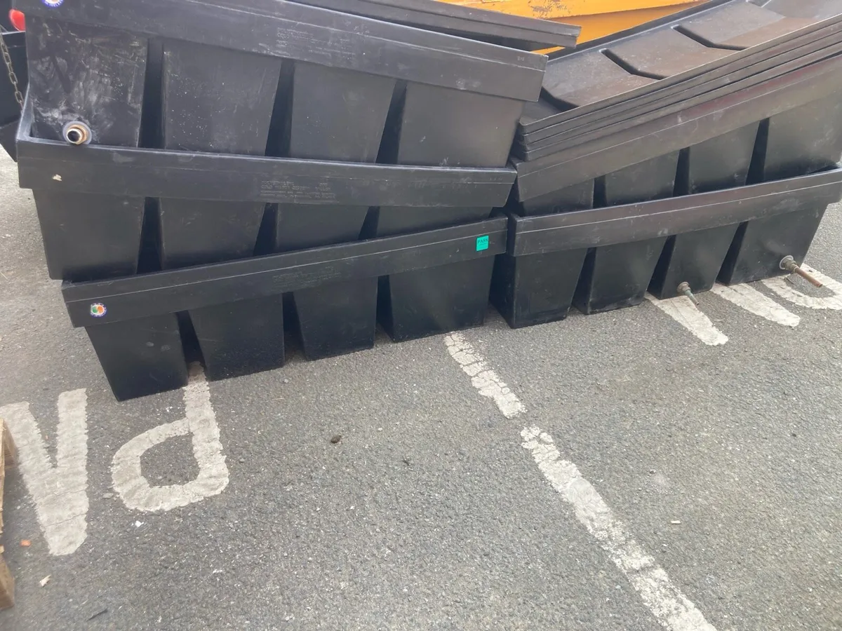 Water tanks with lids