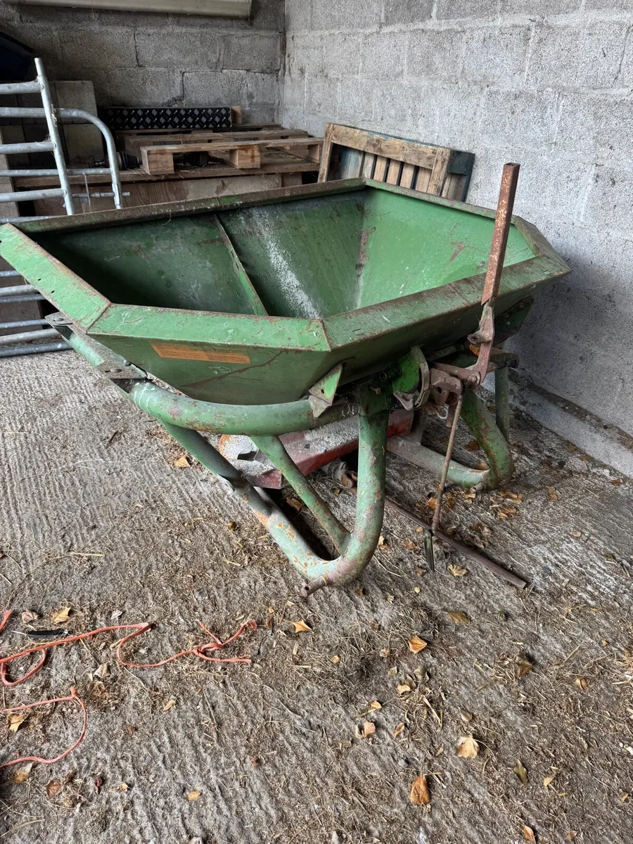 Fertiliser spreader€50 &  feeder €600 - Image 1
