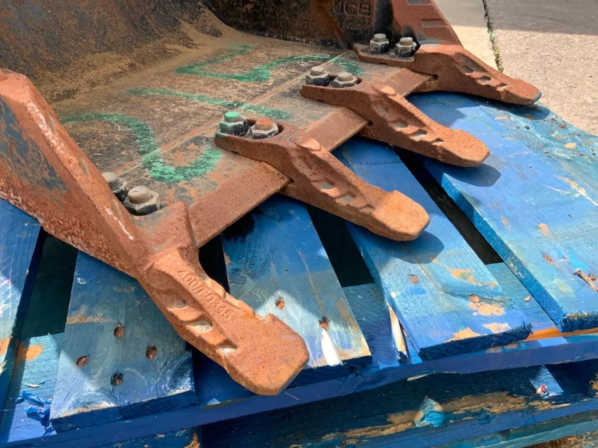24" JCB MINI DIGGER BUCKET...35mm PINS........215 - Image 3