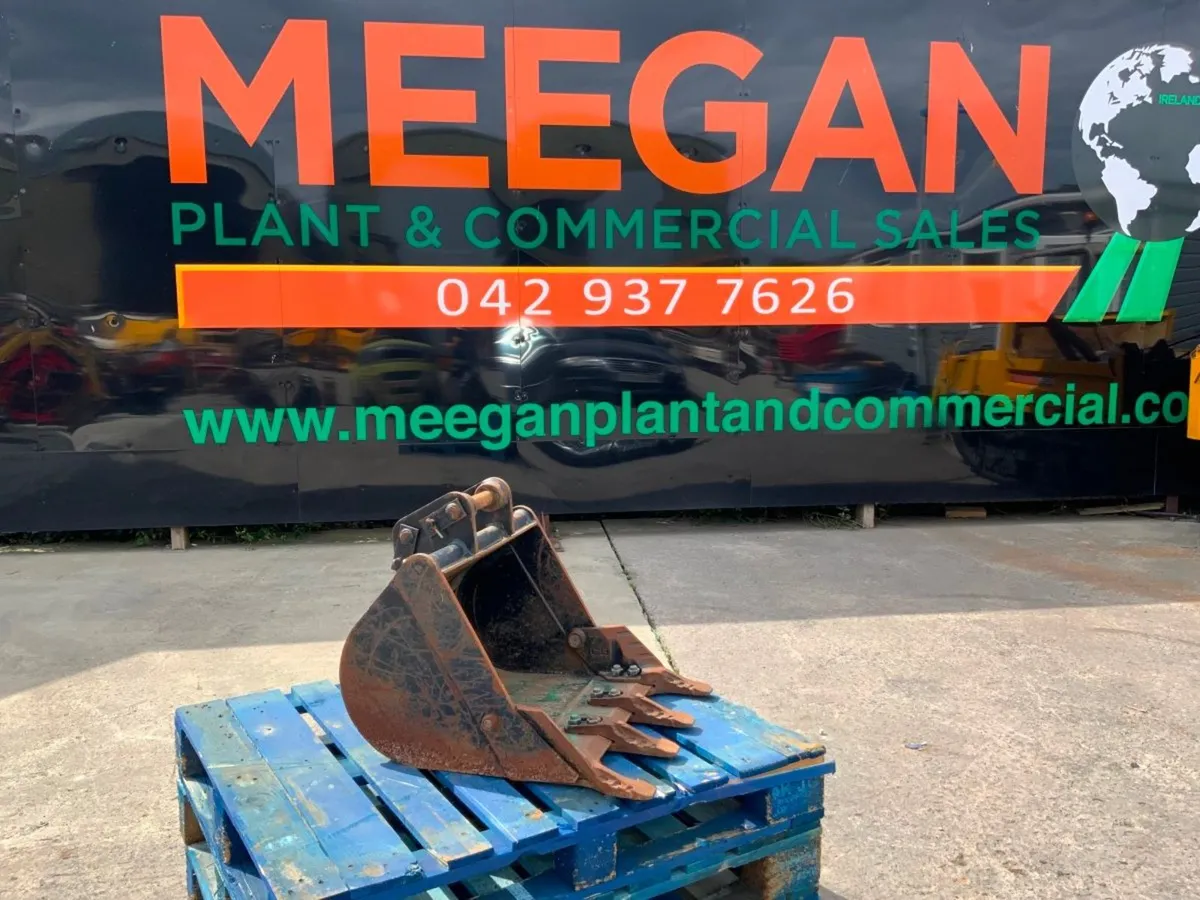 24" JCB MINI DIGGER BUCKET...35mm PINS........215 - Image 1