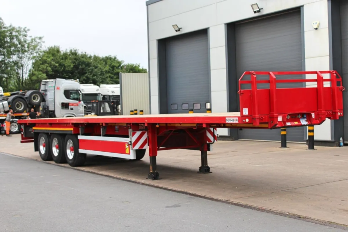 2021 DENNISON TRI- AXLE FLATBED TRAILER - Image 1
