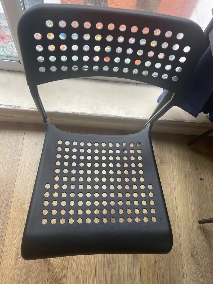 Table and chairs - Image 3