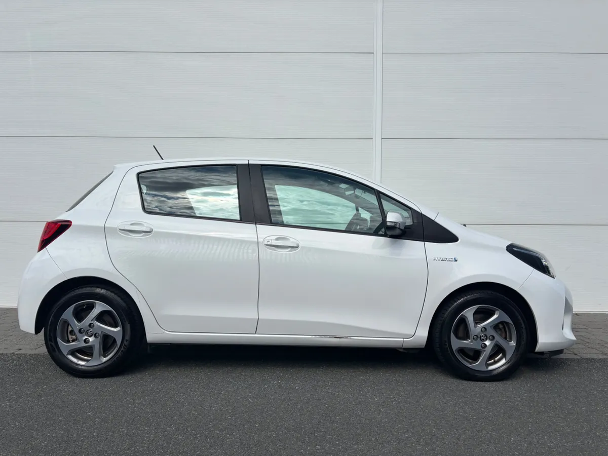 2017 TOYOTA YARIS LUXURY HYBRID LOW KMS IRISH CAR - Image 3