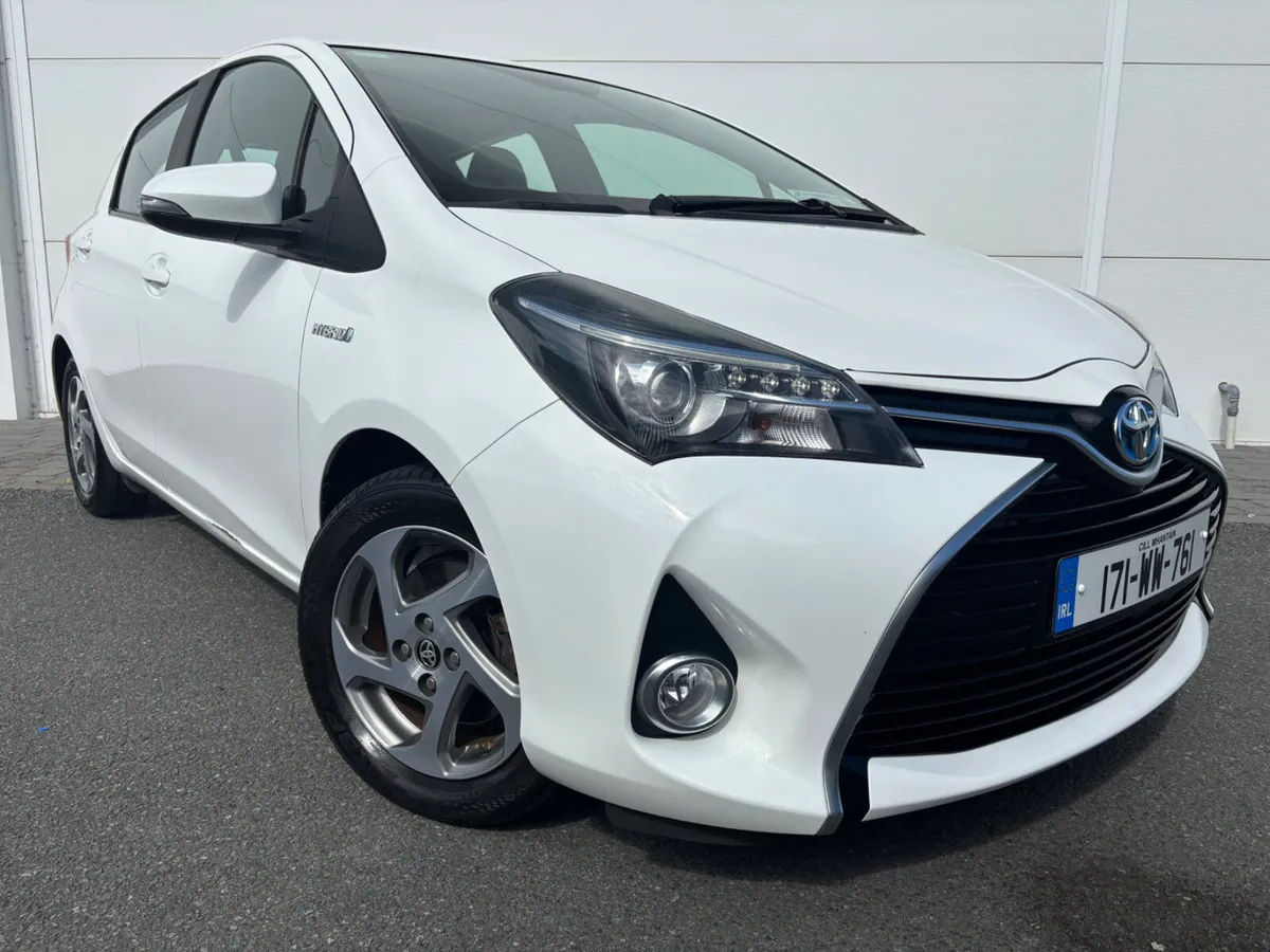 2017 TOYOTA YARIS LUXURY HYBRID LOW KMS IRISH CAR - Image 4