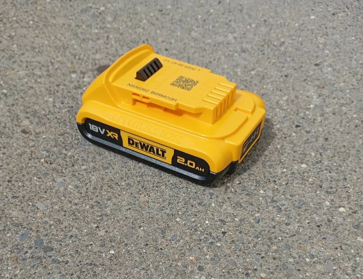 DeWalt LED Torch and Battery (New) - Image 2