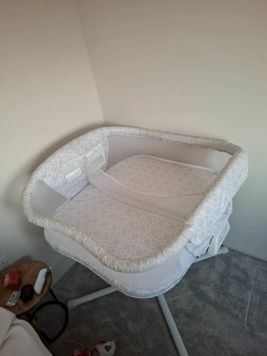 halo bassinest twin swivel sleeper - Image 2