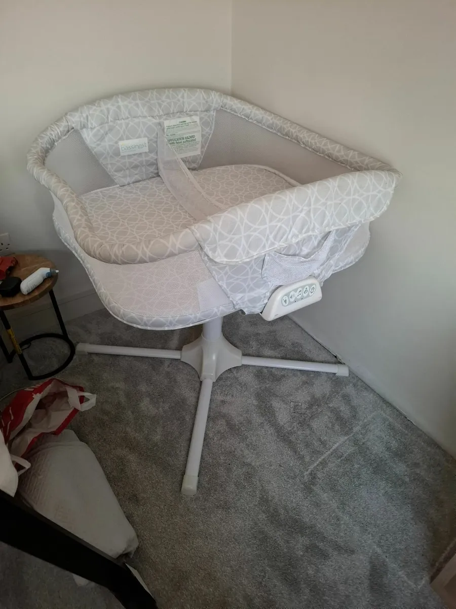 halo bassinest twin swivel sleeper - Image 1