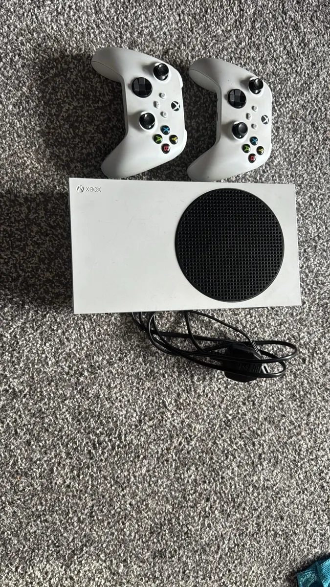 Xbox Series S + 2 controllers