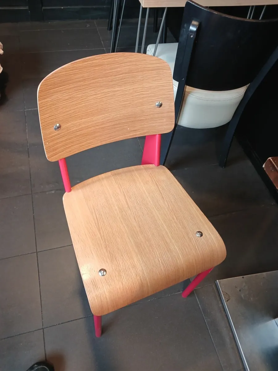 Table and chairs - Image 1