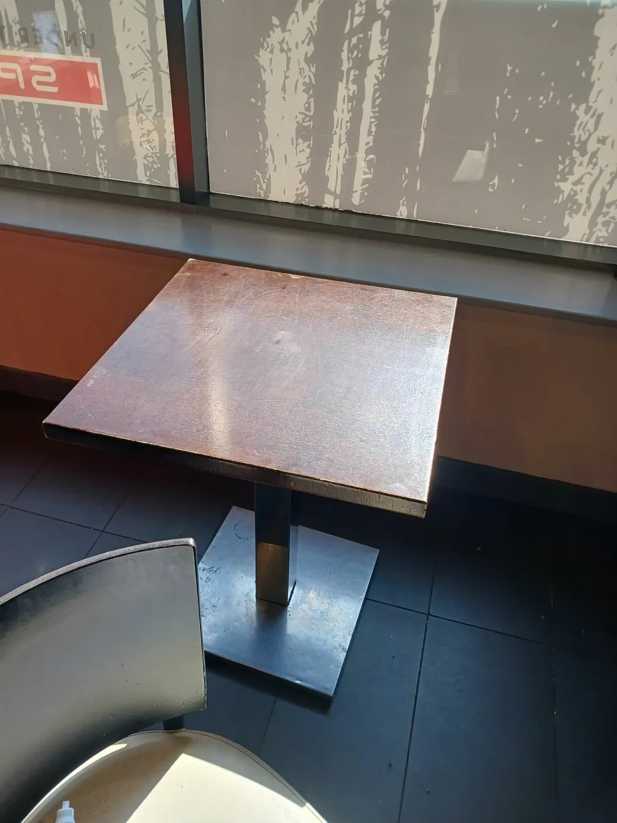Table and chairs - Image 2