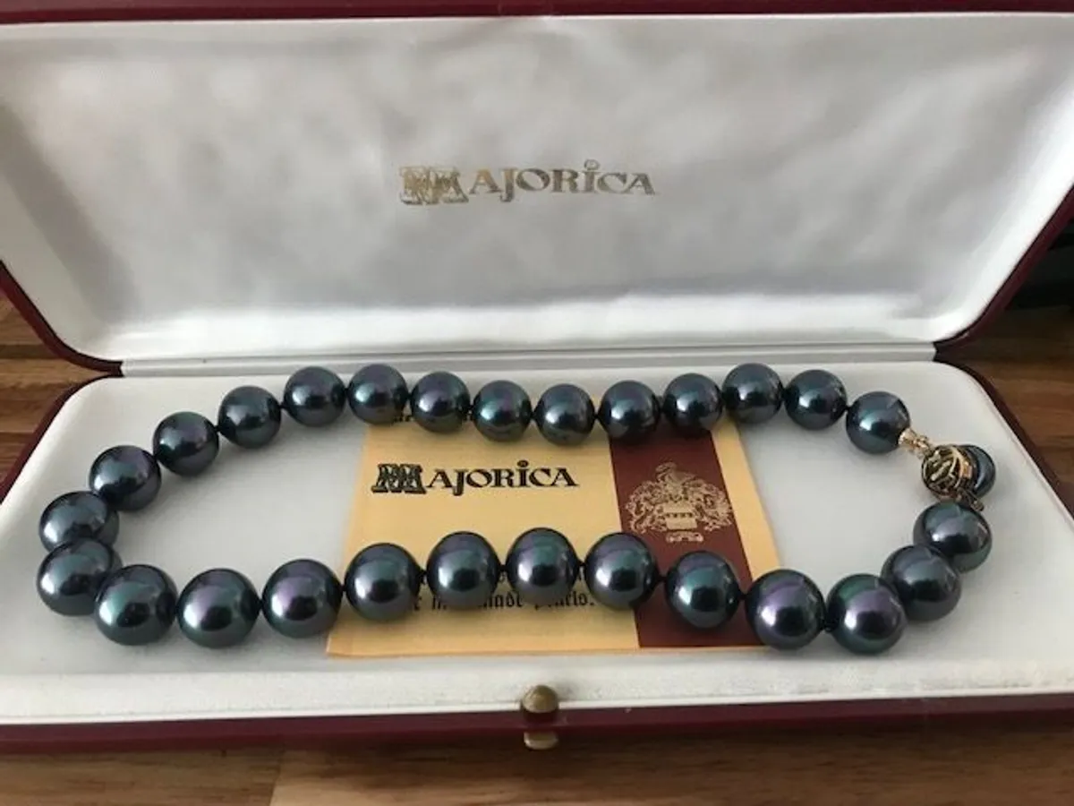 REDUCED TO SELL: Vintage Majorica Faux Black/Tahitian Pearl Necklace - Image 1