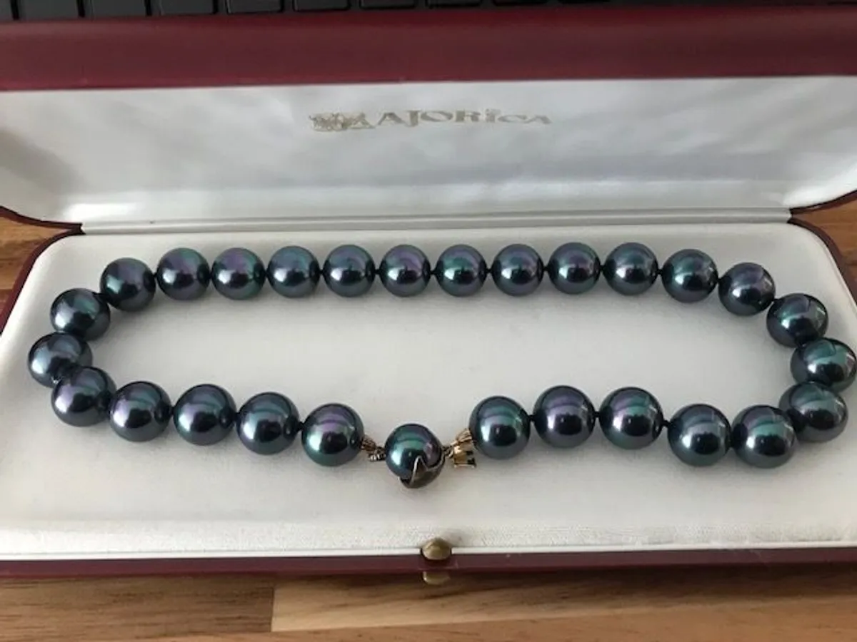 REDUCED TO SELL: Vintage Majorica Faux Black/Tahitian Pearl Necklace - Image 2