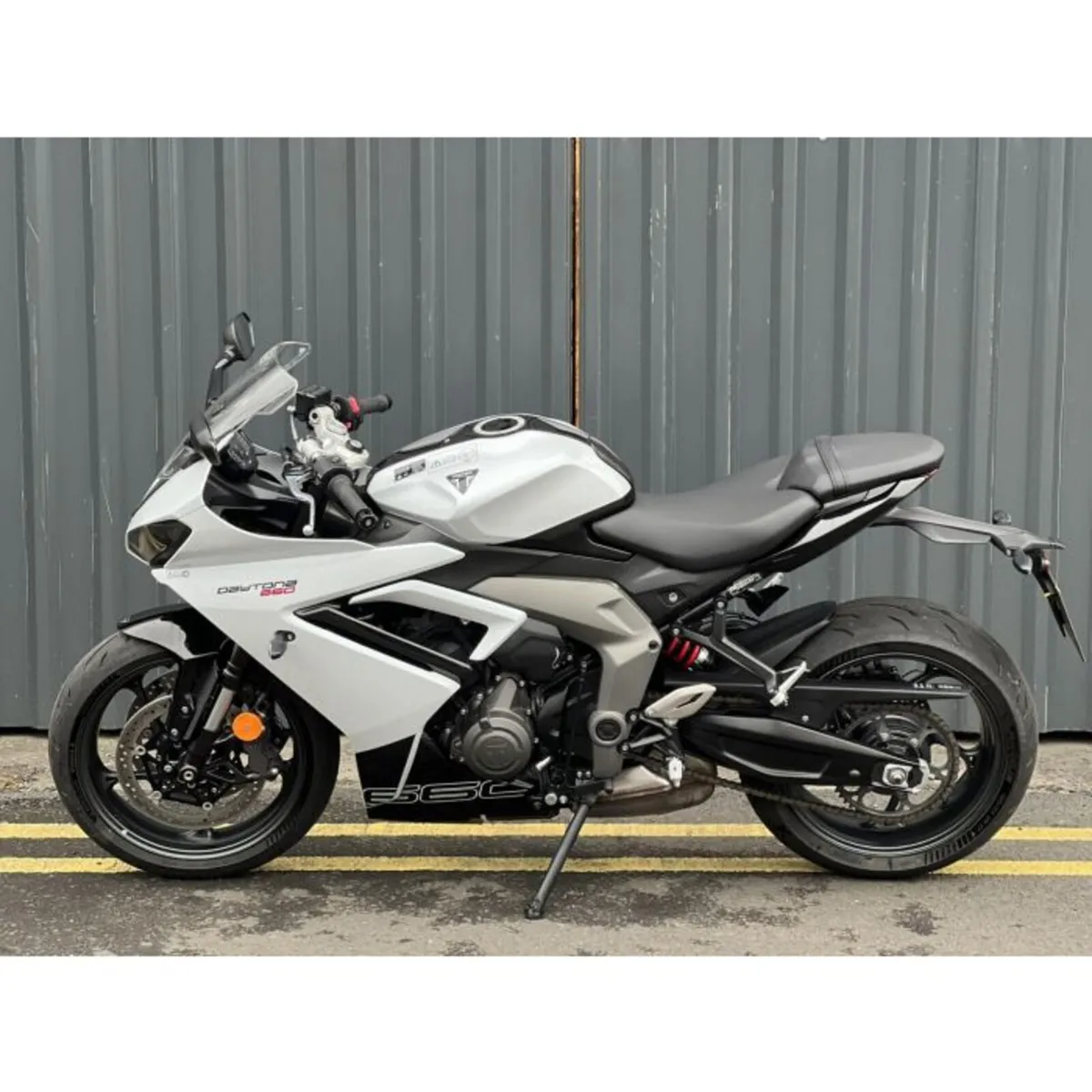 Ex-Demo 2024 Triumph Daytona 660 – Pearl White - Image 3