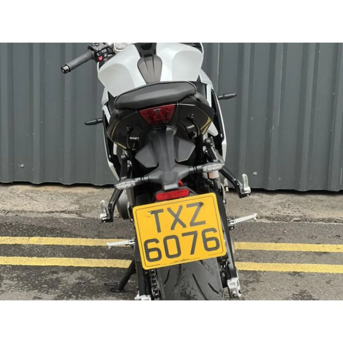 Ex-Demo 2024 Triumph Daytona 660 – Pearl White - Image 4