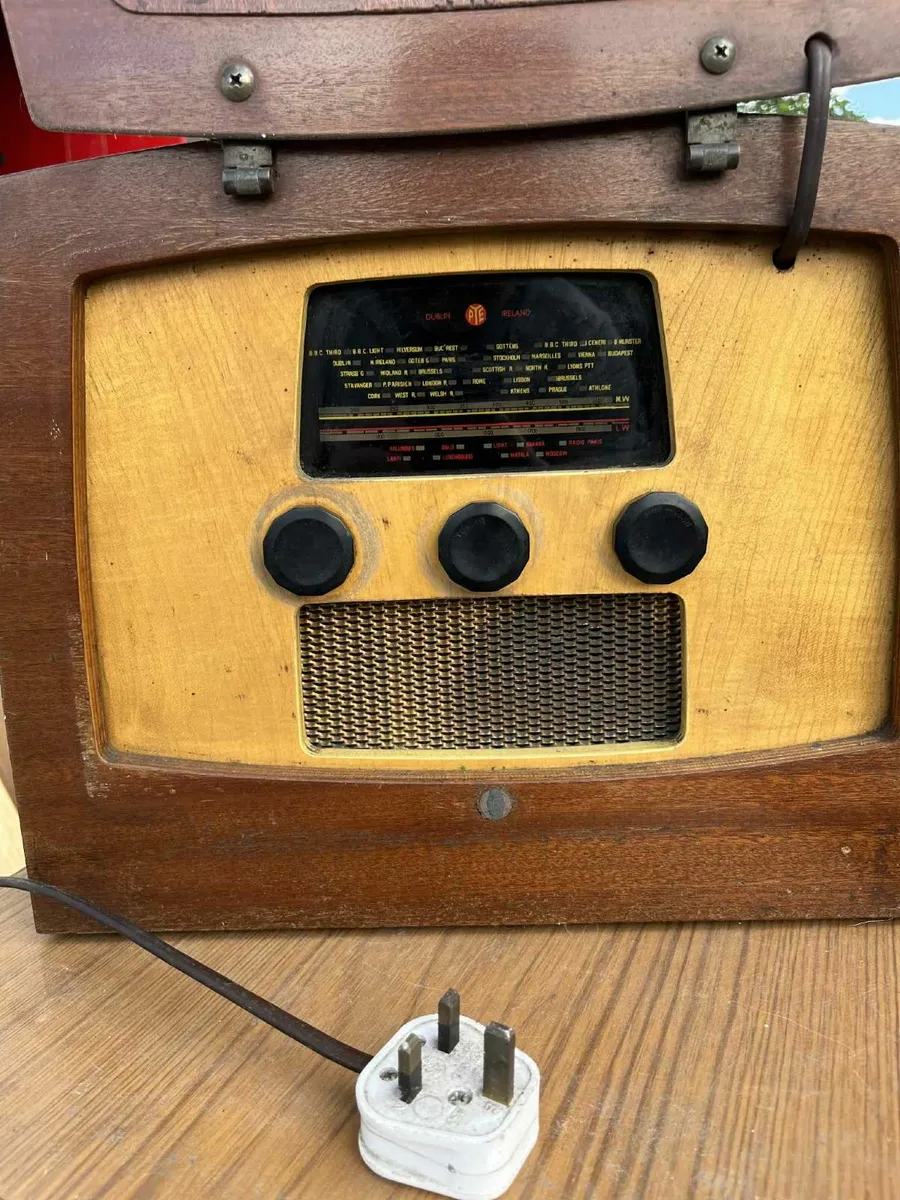 Antique Irish radio - Image 1