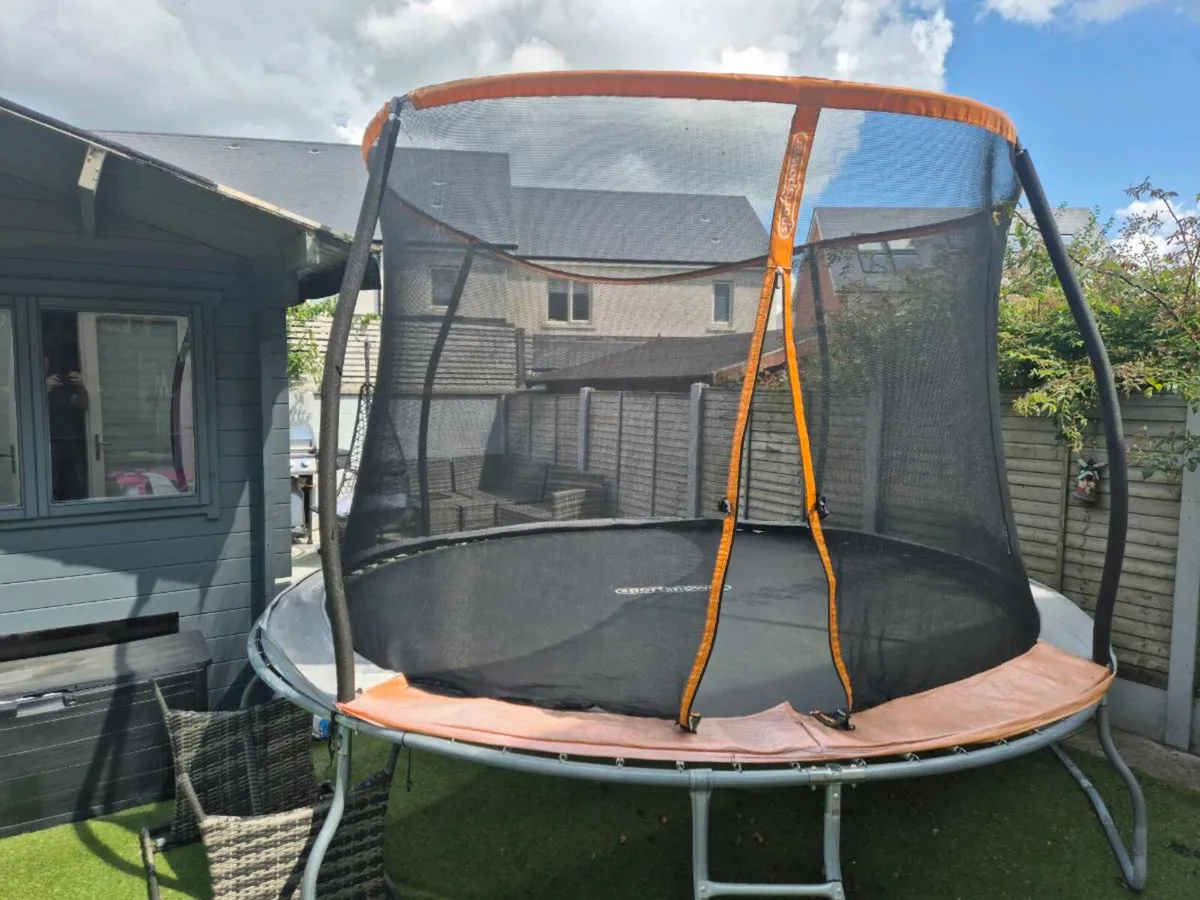 16 ft trampoline with enclosure - Image 1