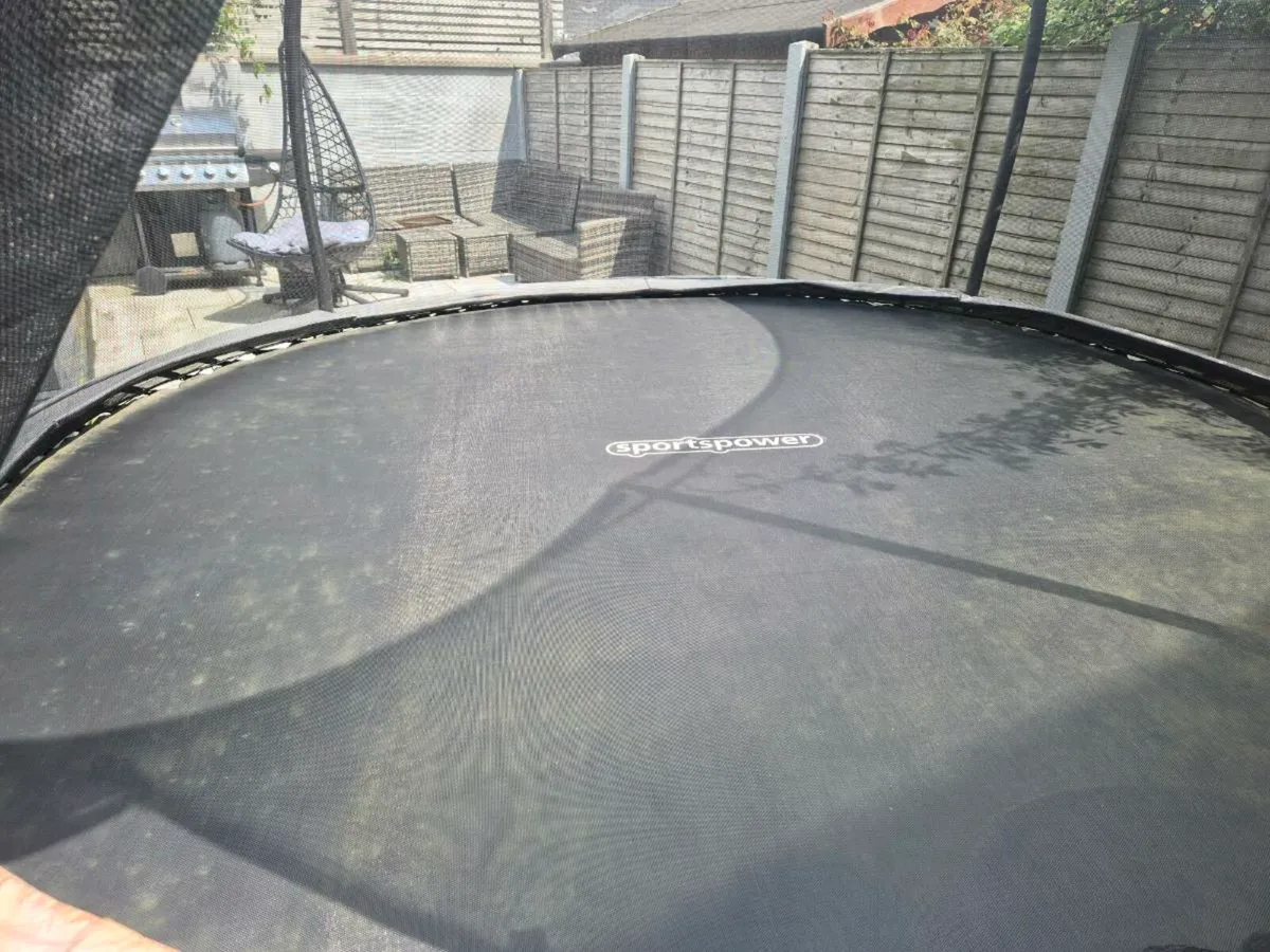 16 ft trampoline with enclosure - Image 2