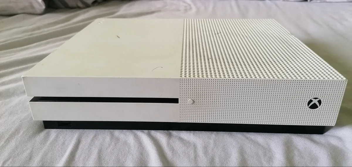 Xbox One S Bundle – 1TB Console +Series Controller - Image 2
