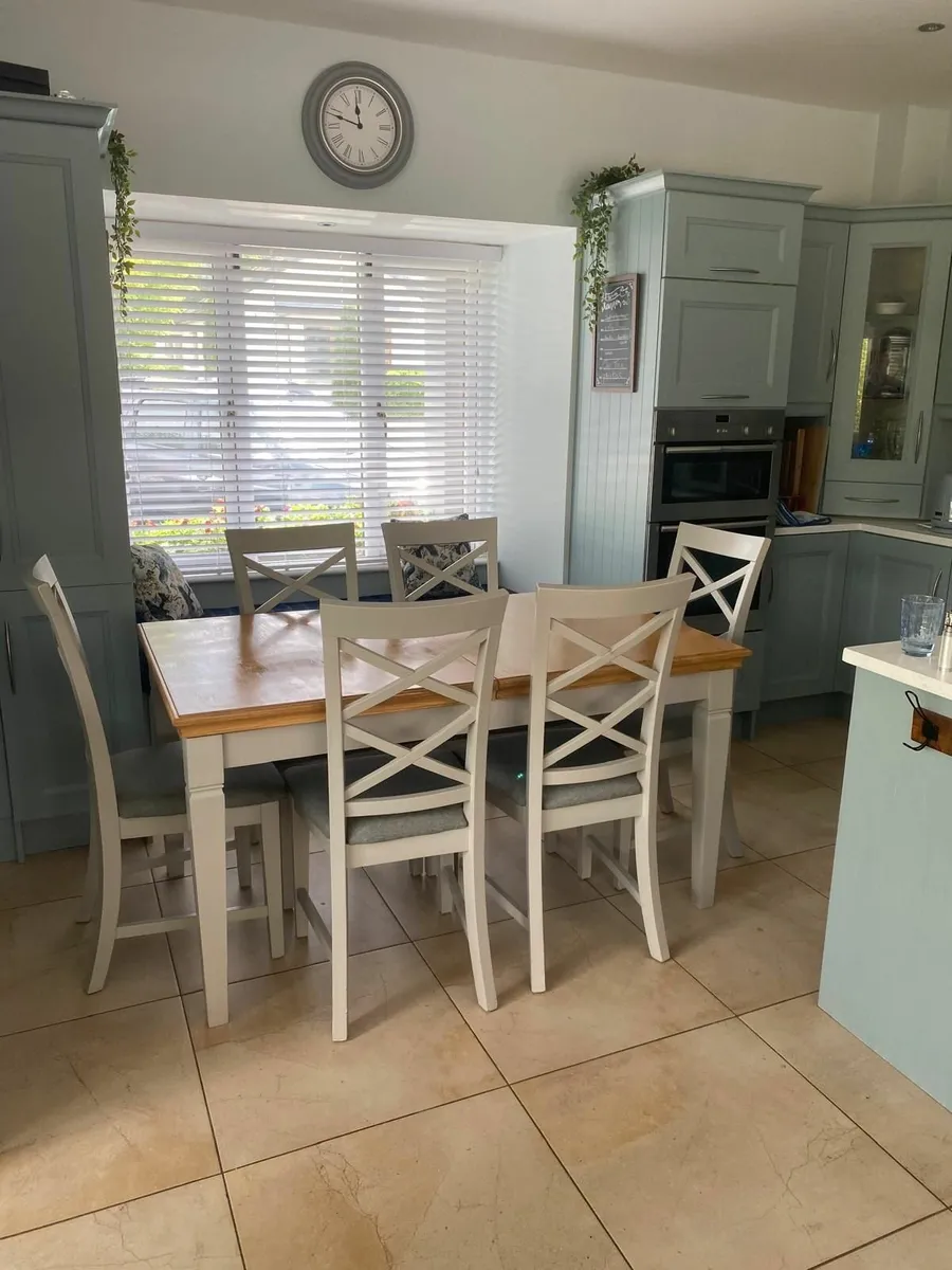 dining table - 6 chairs- extendable - Image 1