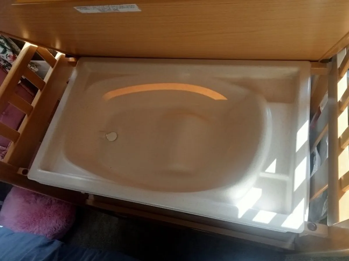 Baby changing - Image 1