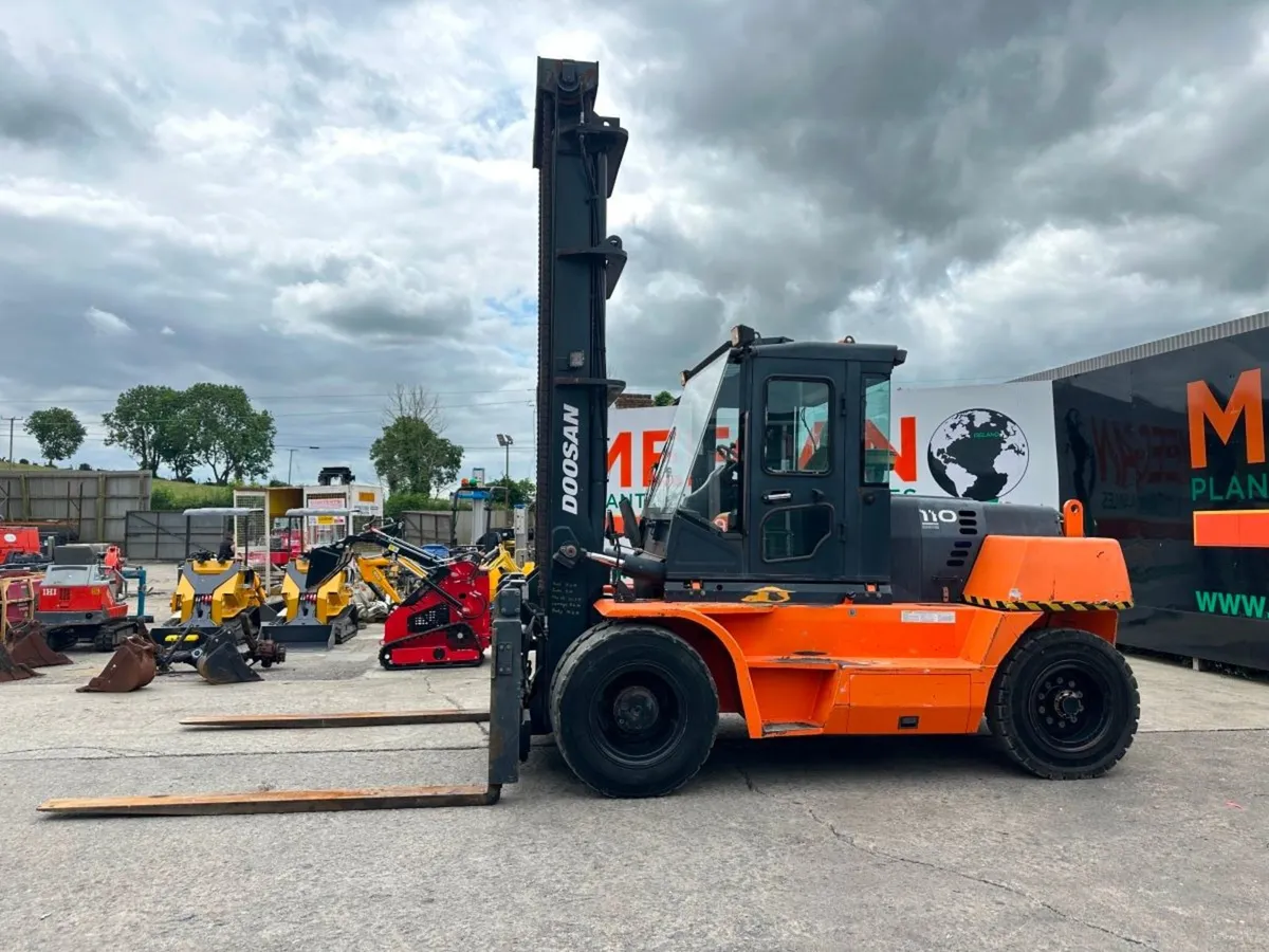 2014 DOOSAN 11 TON FORKLIFT .... 5,455 HOURS - Image 1
