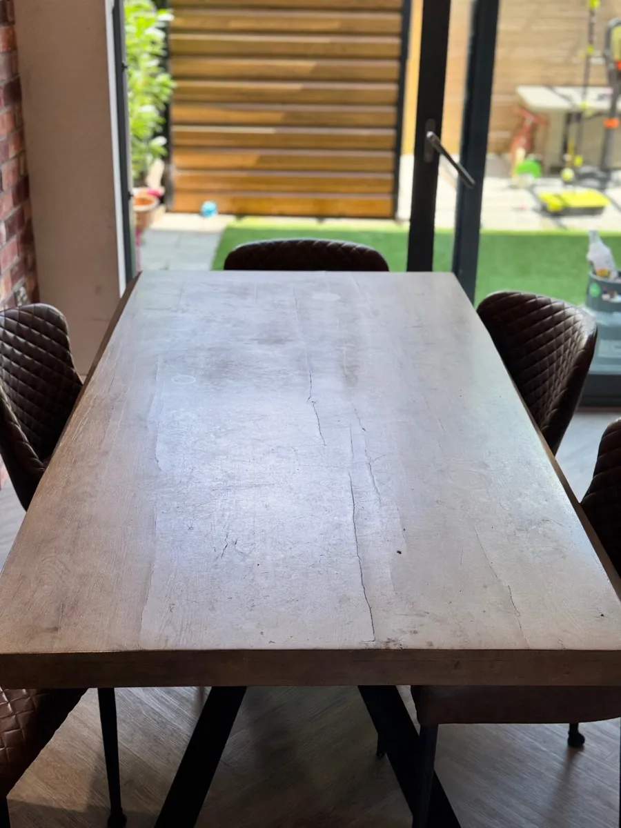 Kitchen table and chairs - Image 1