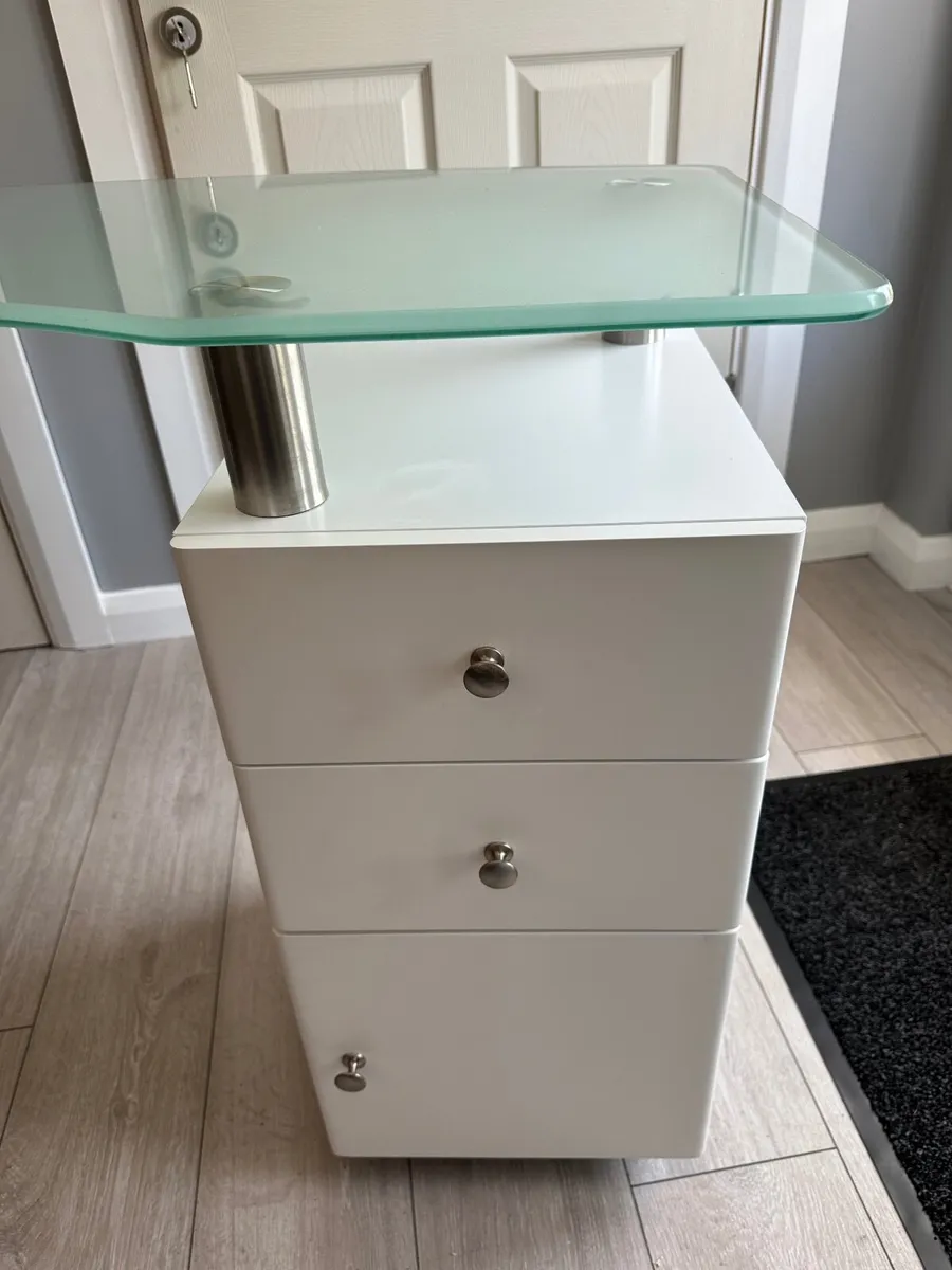 White nail desk with drawers and wheels - Image 2