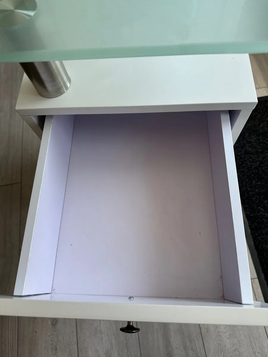 White nail desk with drawers and wheels - Image 3