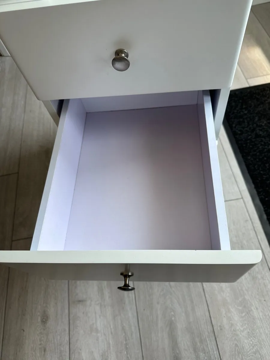 White nail desk with drawers and wheels - Image 4