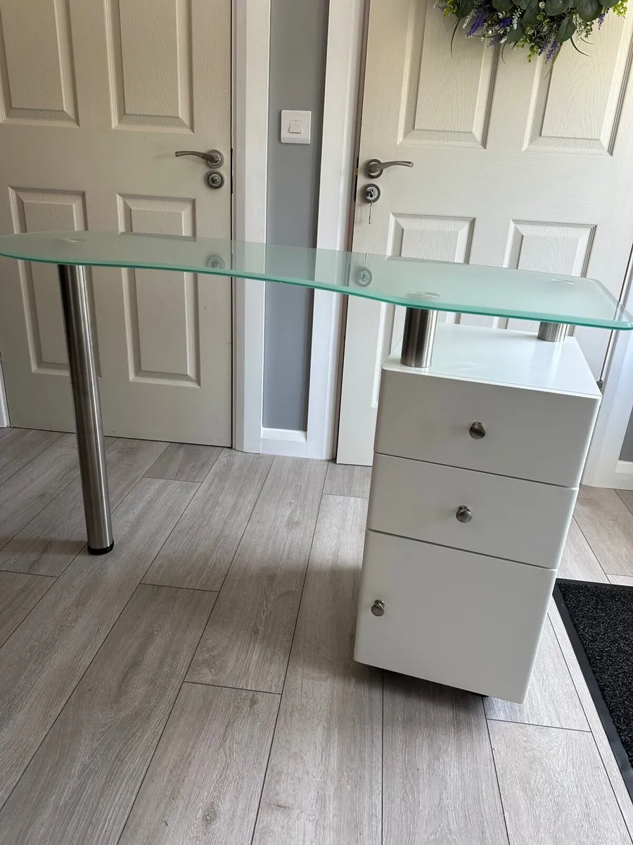 White nail desk with drawers and wheels - Image 1