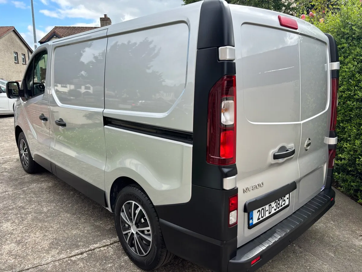 Nissan nv300 IMMACULATE *NO VAT* - Image 2