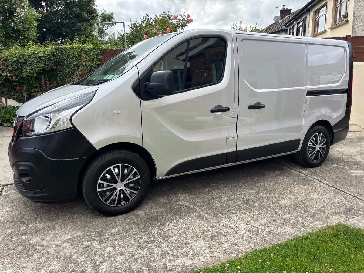 Nissan nv300 IMMACULATE *NO VAT* - Image 3