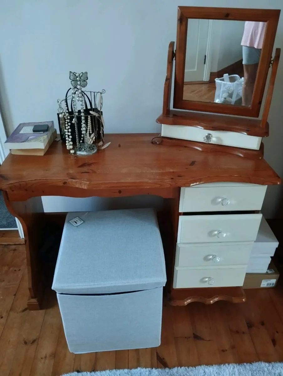 Bedroom suite - Image 1