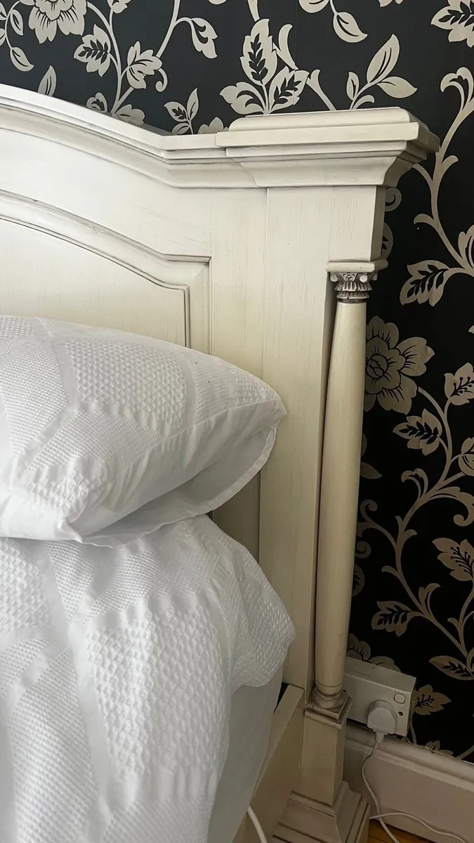 ELEGANT CREAM DOUBLE BED 🛏️ - Image 4