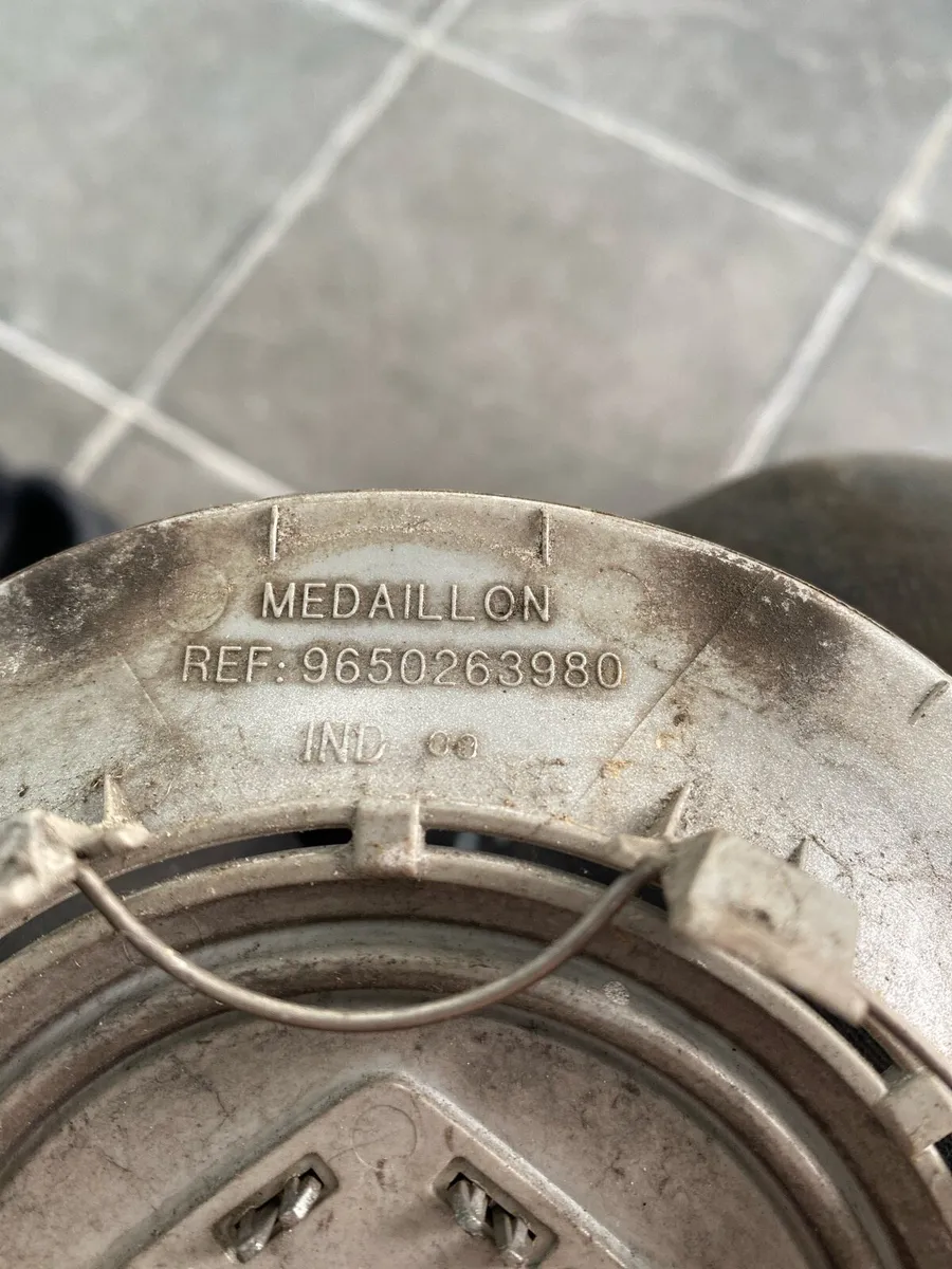 Citroen C4/5 centre caps - Image 3