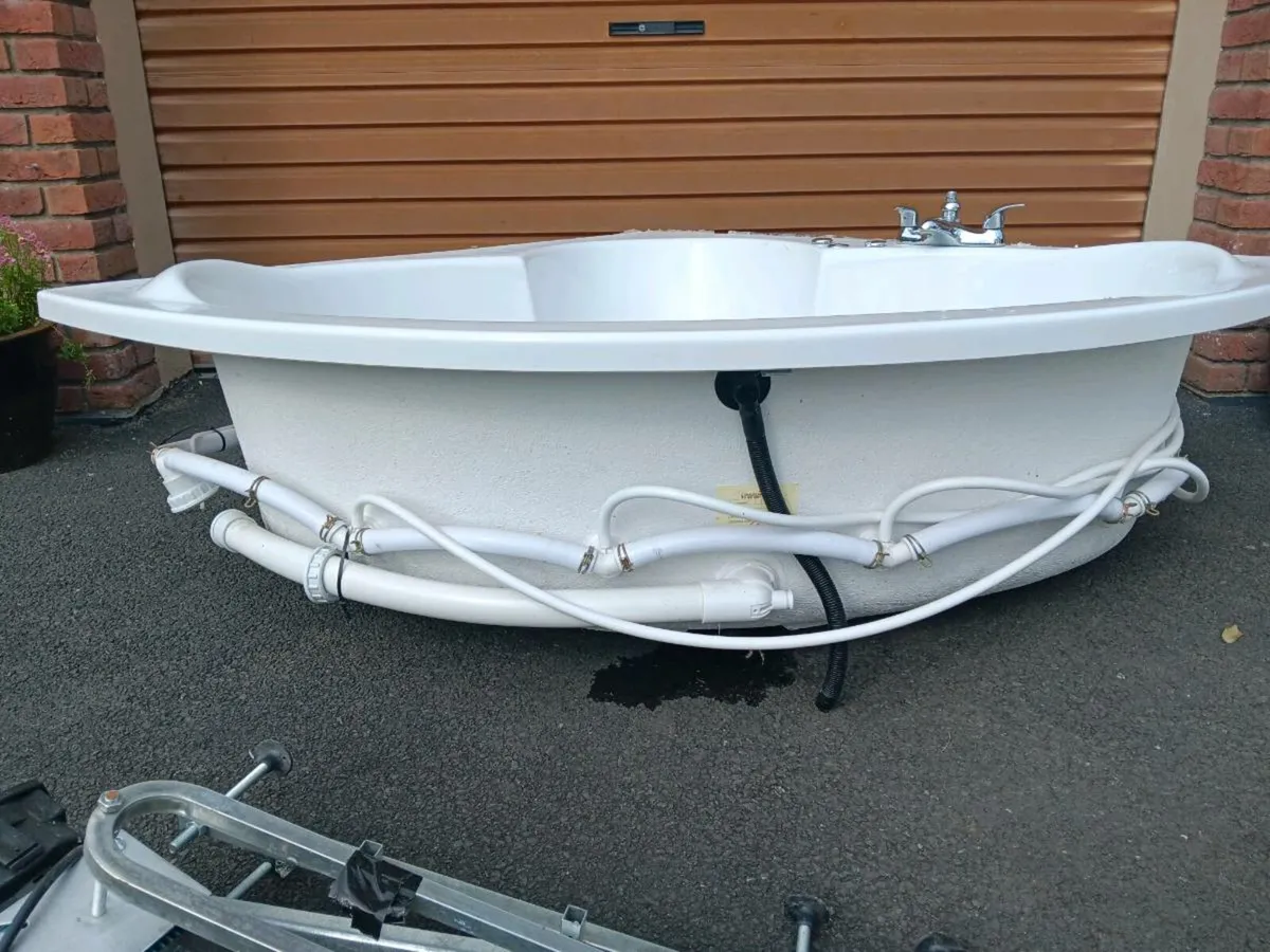 Jacuzzi Bath - Image 1