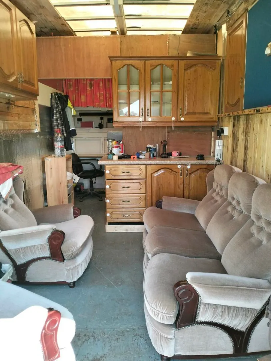 Daf Lorry/ Shepherds hut - Image 3