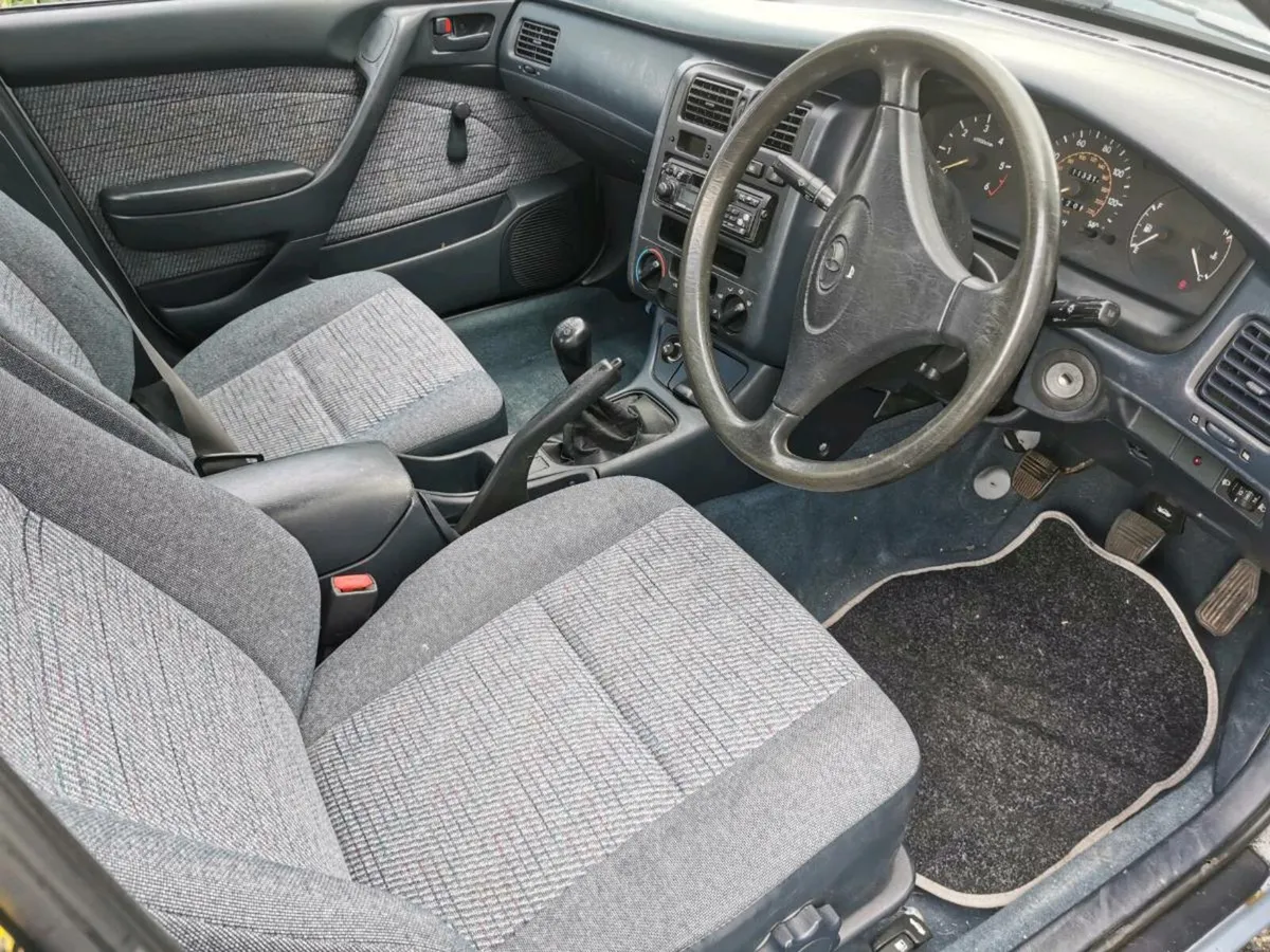 1993 Toyota Carina E 2.0 Straight Diesel Saloon - Image 4