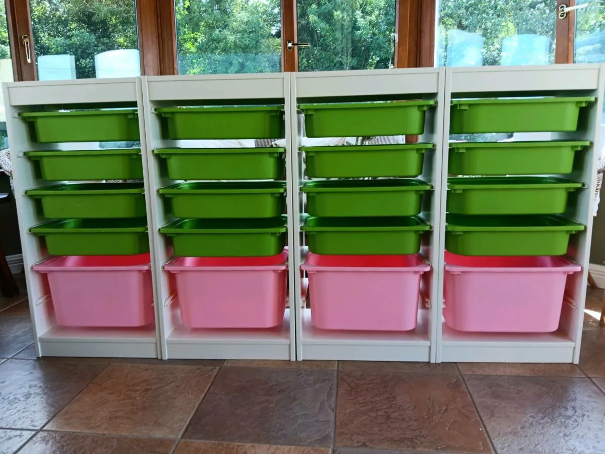 Storage units with trays