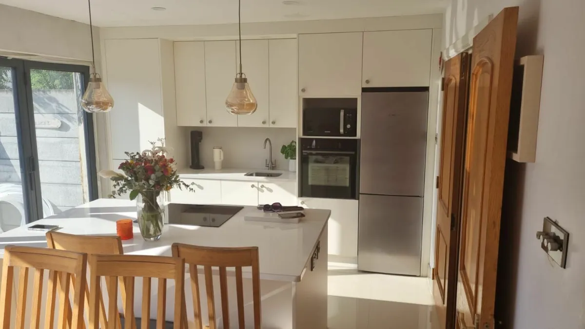 Kitchen fitter