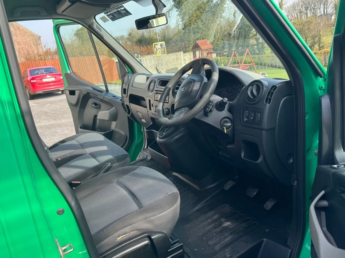 2015 Renault master recovery truck tax and test - Image 4