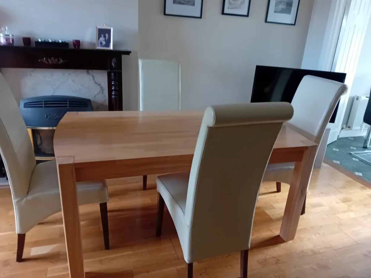 Table and chairs. - Image 1
