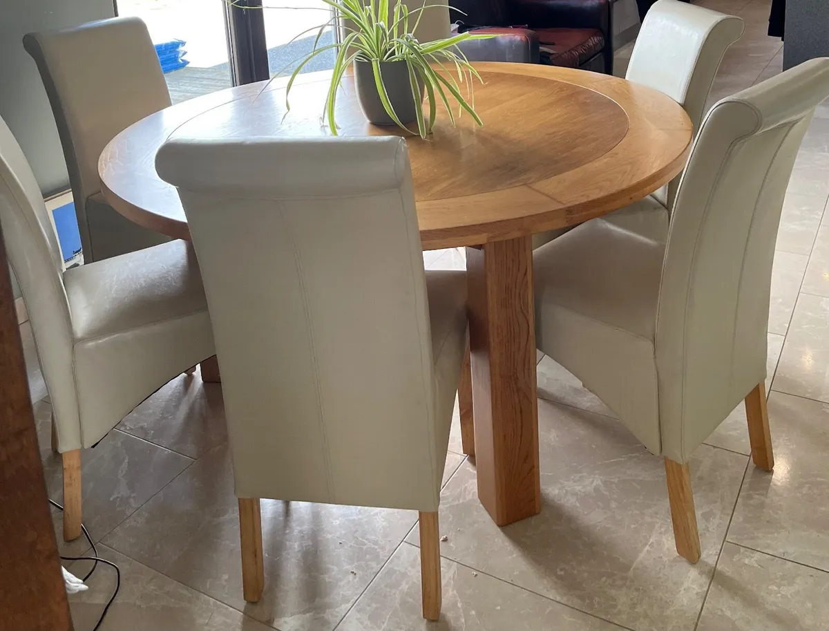 Solid oak round table and chairs - Image 1