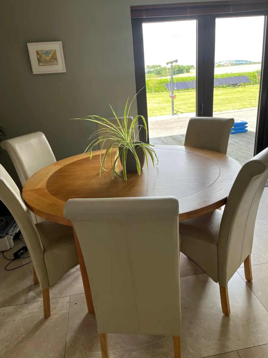 Solid oak round table and chairs - Image 3