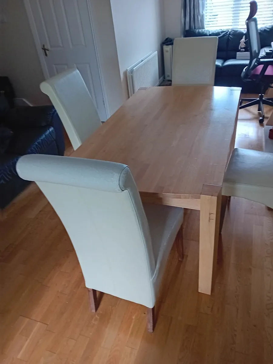 Table and chairs. - Image 3