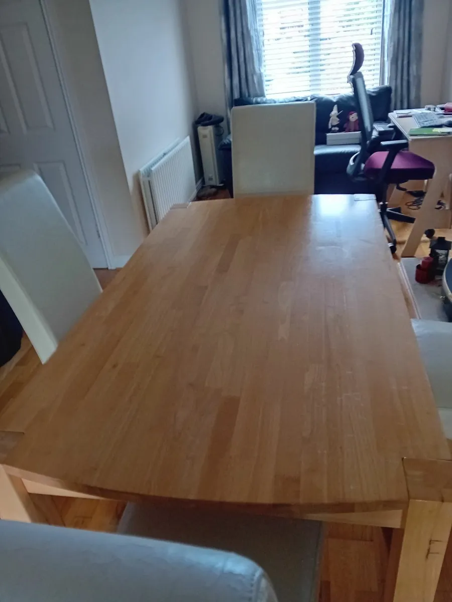 Table and chairs. - Image 4