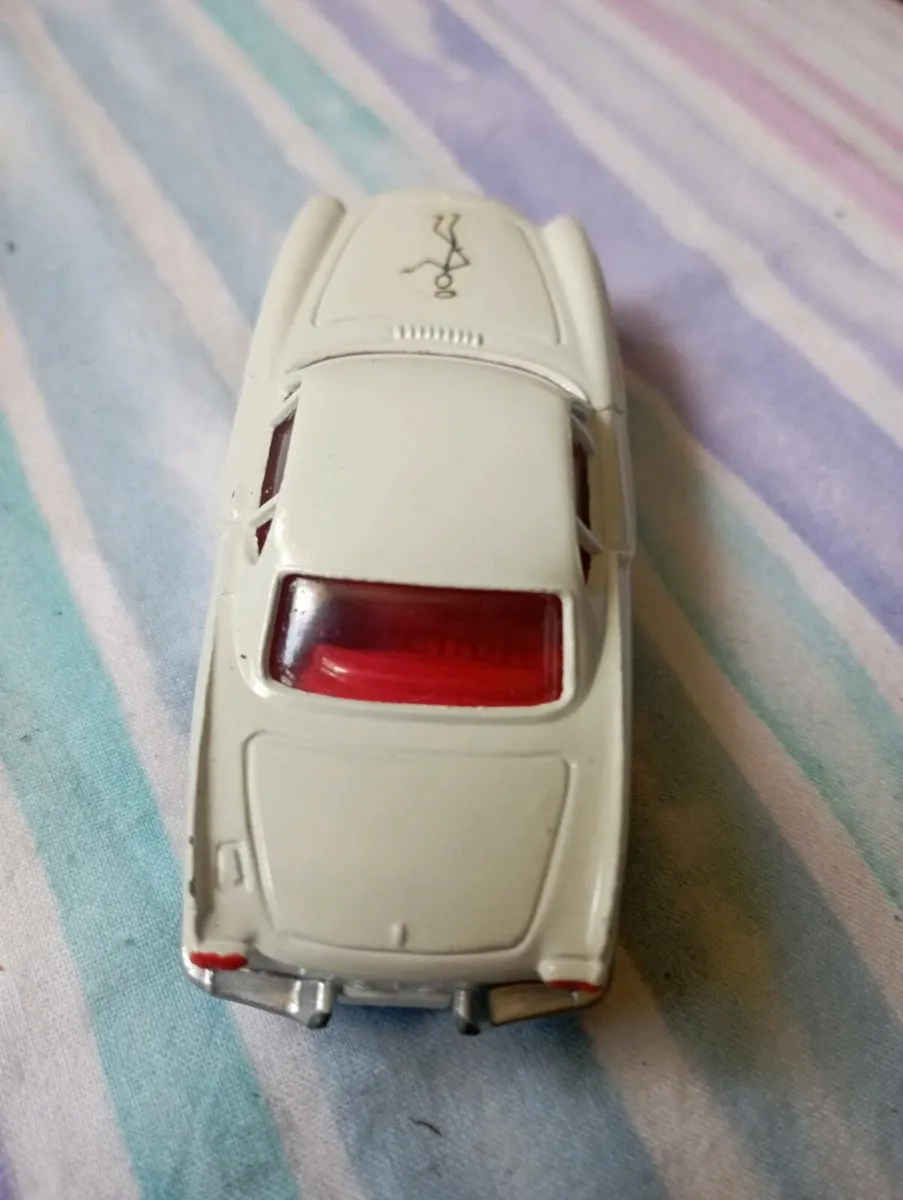 THE SAINT VOLVO P1800 DIE - CAST MODLE CAR - Image 4