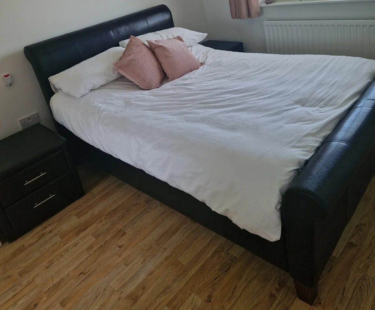 Double bed and matching lockers - Image 1