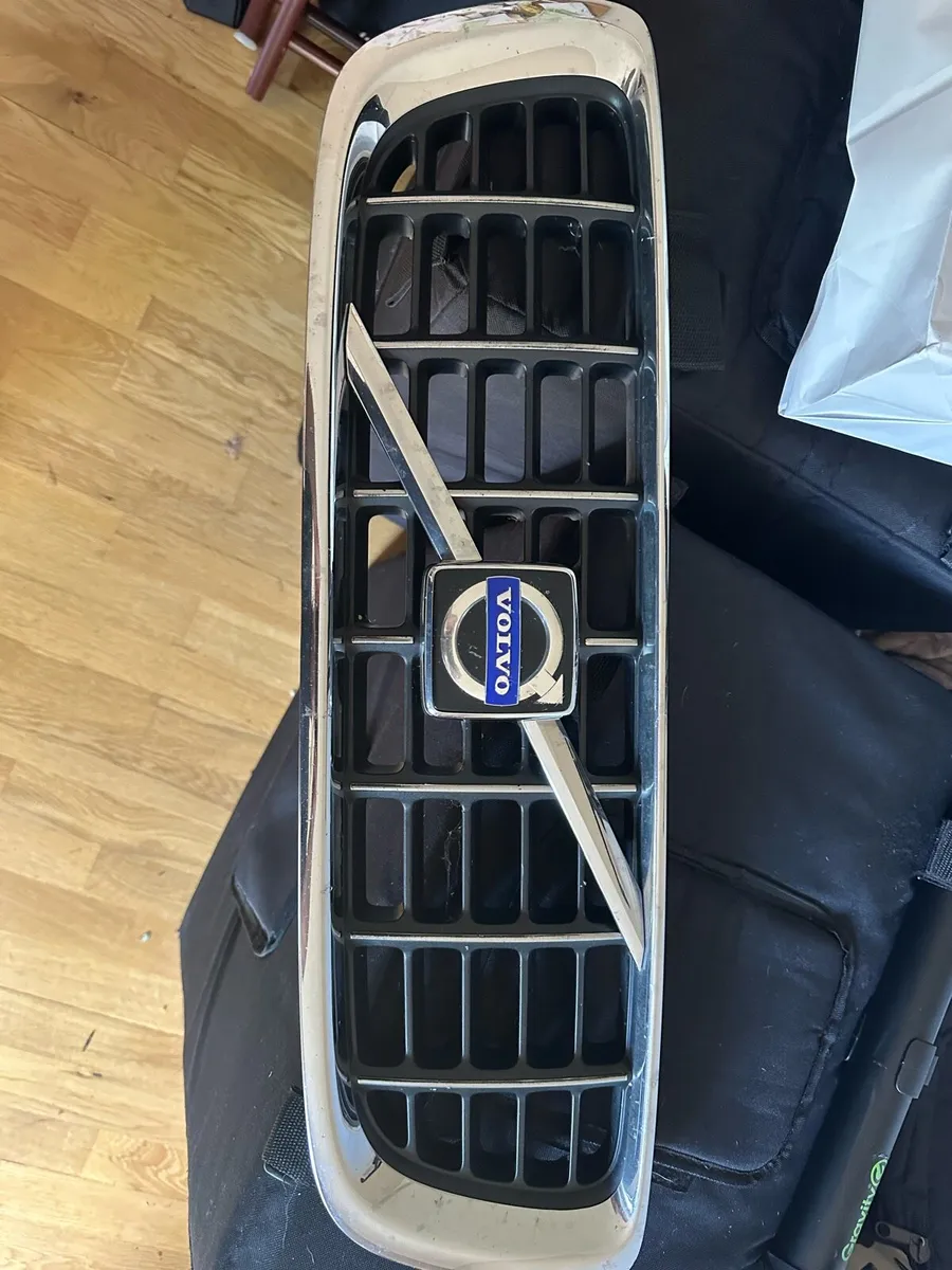 Grill Volvo V70 Mk3 - Image 1