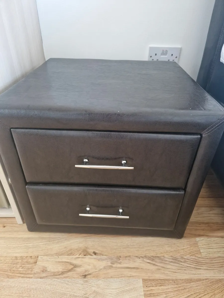 Double bed and matching lockers - Image 4